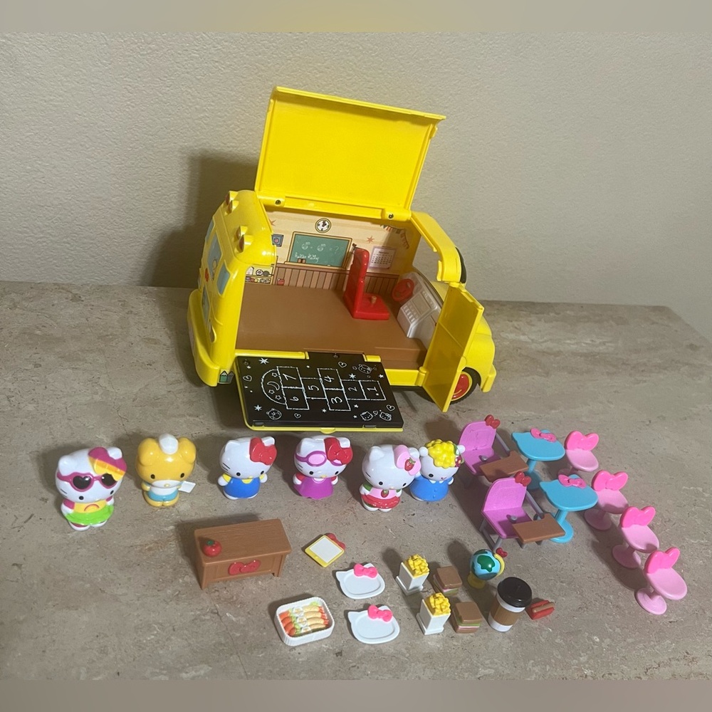 Rare Sanrio Hello Kitty Deluxe School Bus Playset